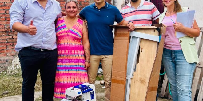 Emprendedoras de Orán recibieron telas y máquina de coser